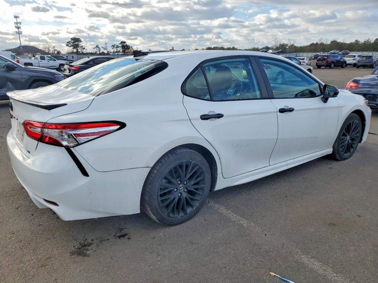 2020 Toyota Camry Se - Фото 3