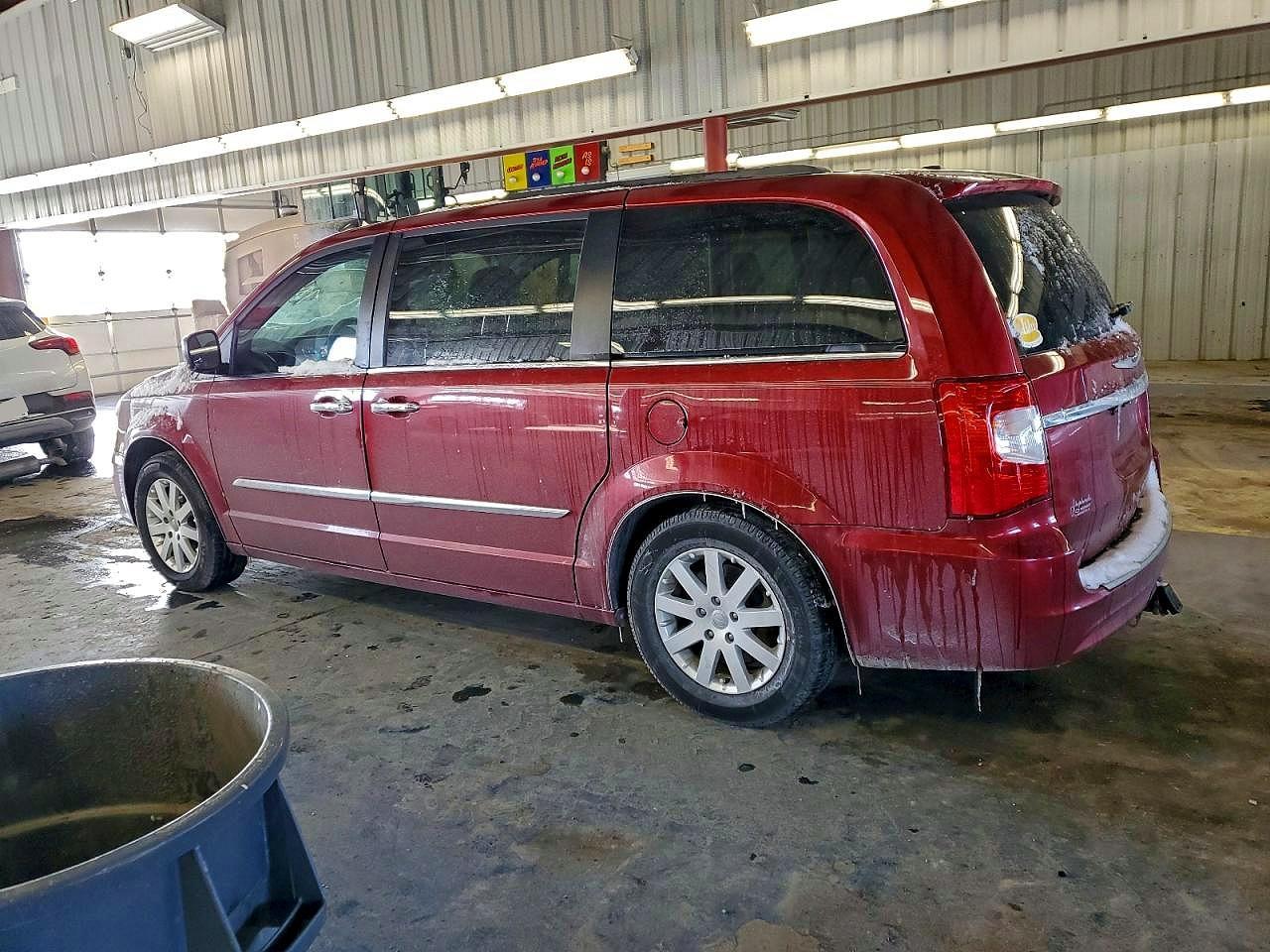 2015 Chrysler Town & Country Touring - Фото 2