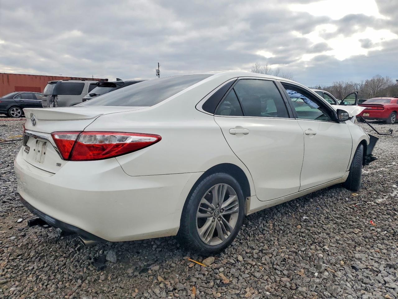 2015 Toyota Camry Le - Фото 3