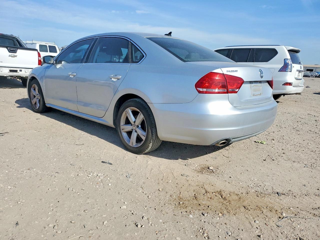 2013 Volkswagen Passat - Image 2