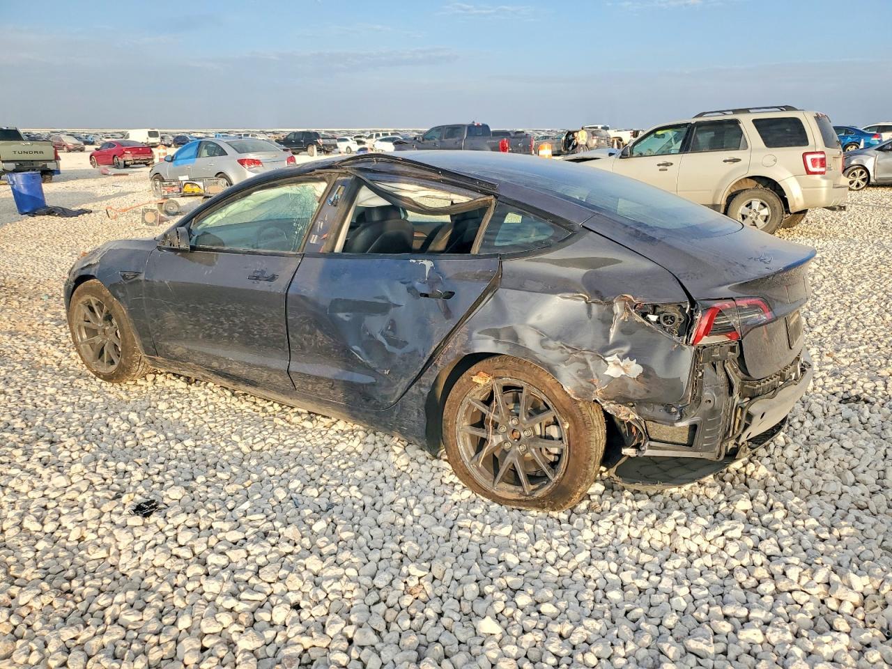 2023 Tesla Model 3 - Фото 2