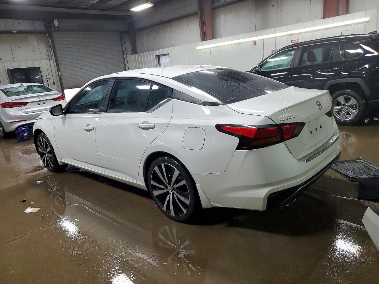 2022 Nissan Altima Sr - Фото 2