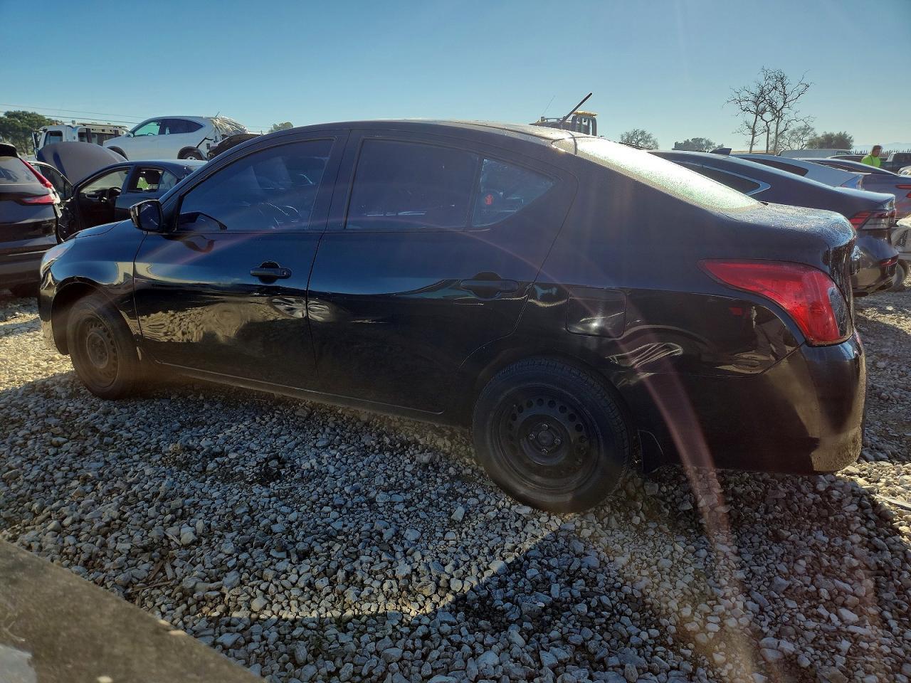 2018 Nissan Versa S - Фото 2