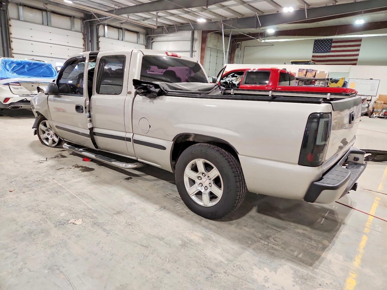 2005 Chevrolet Silverado C1500 - Фото 2
