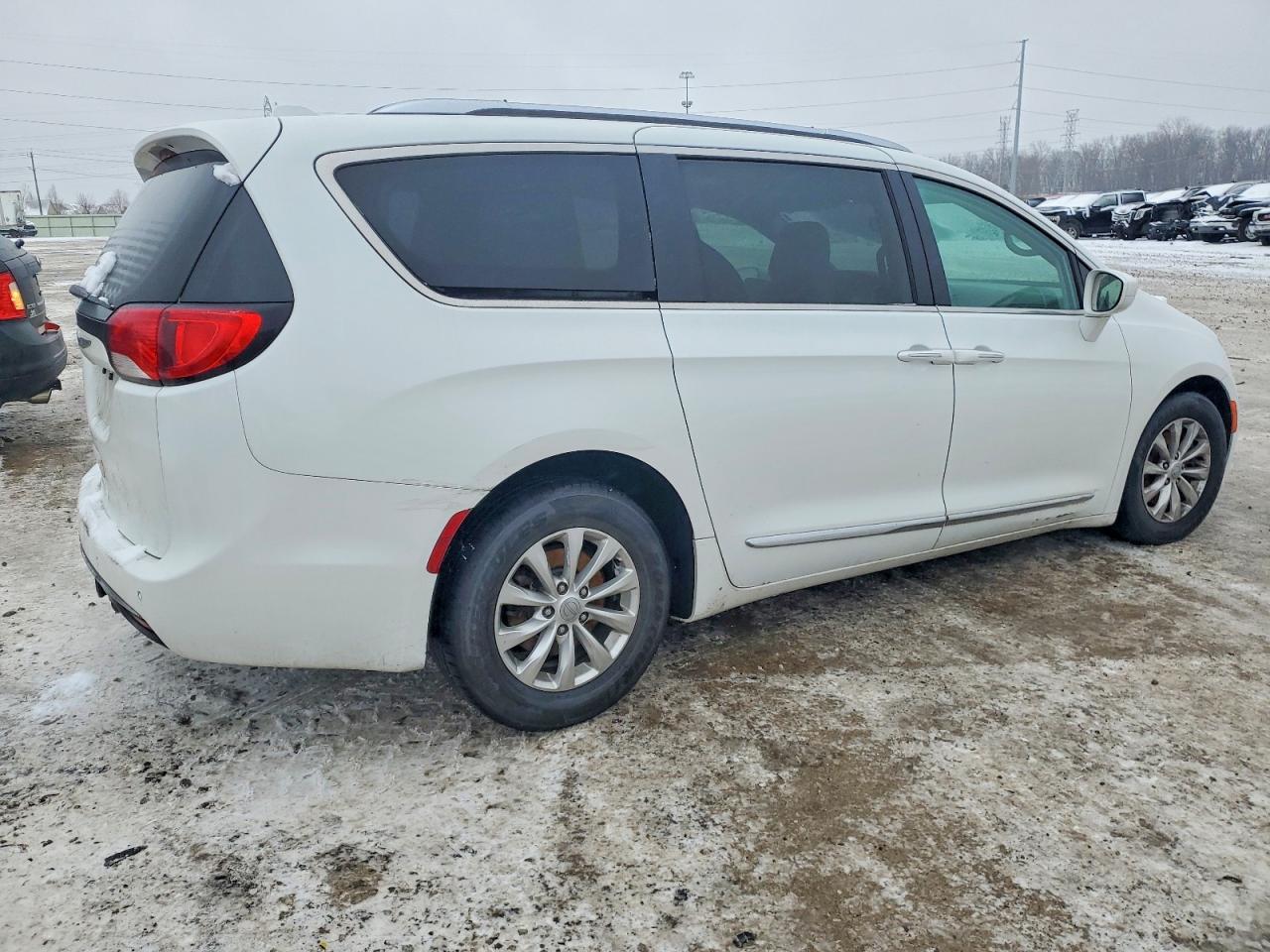 2019 Chrysler Pacifica Touring L - Image 3