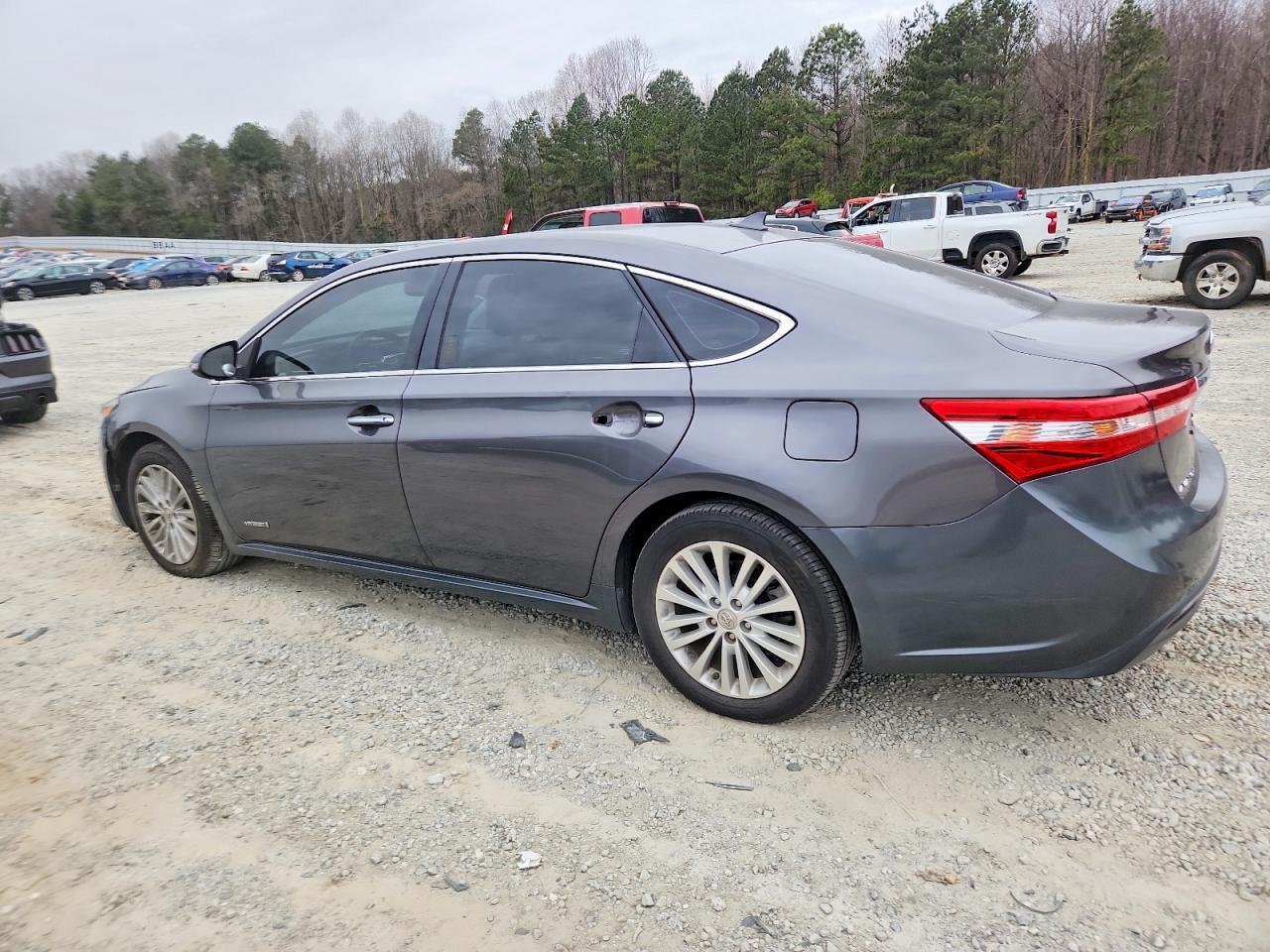 2013 Toyota Avalon Hybrid - Image 2