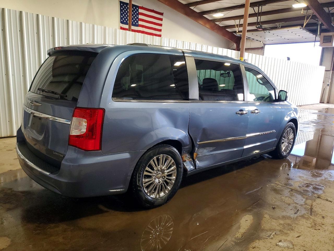 2011 Chrysler Town & Country Limited - Image 3