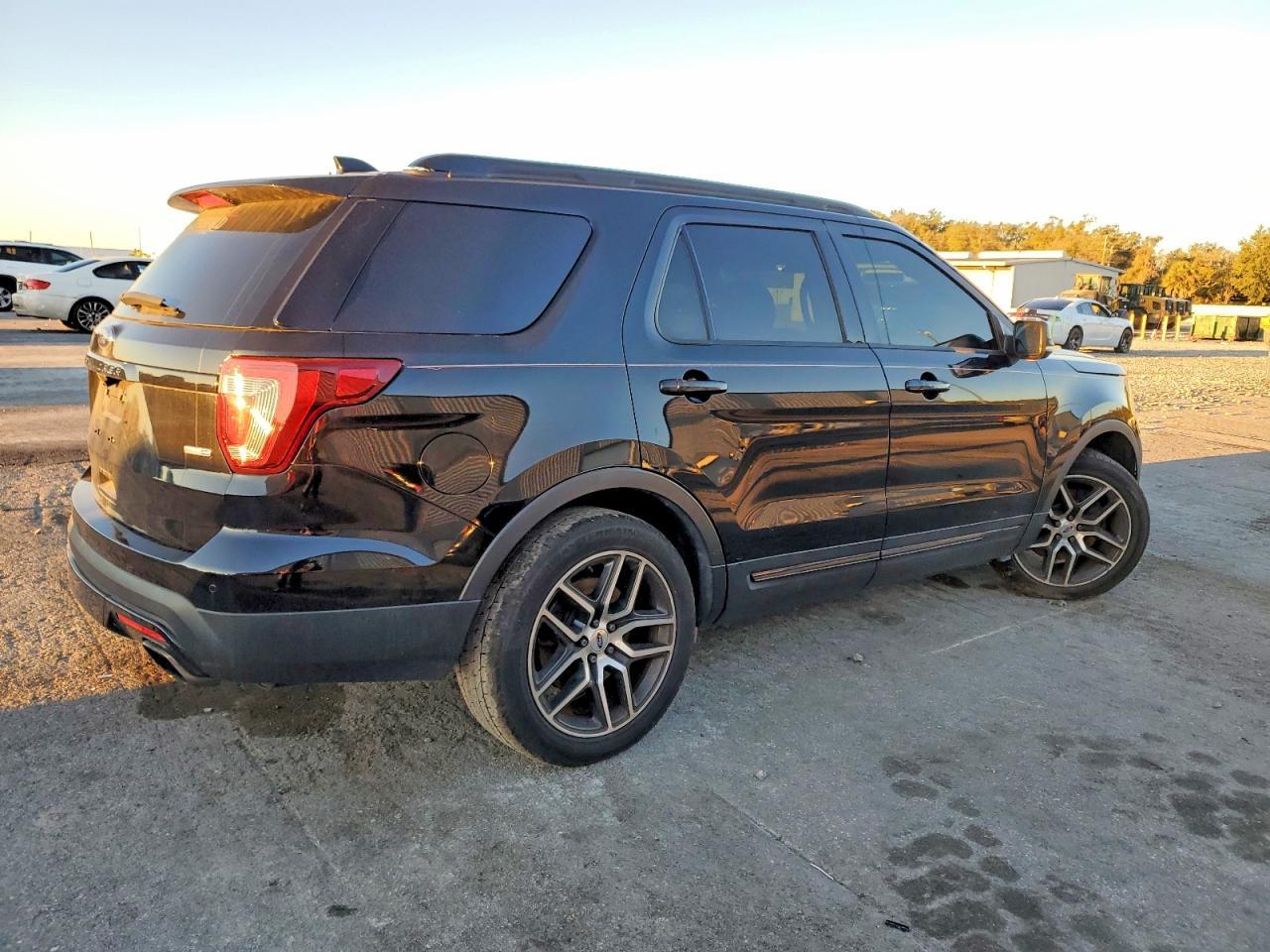 2017 Ford Explorer Sport - Image 3