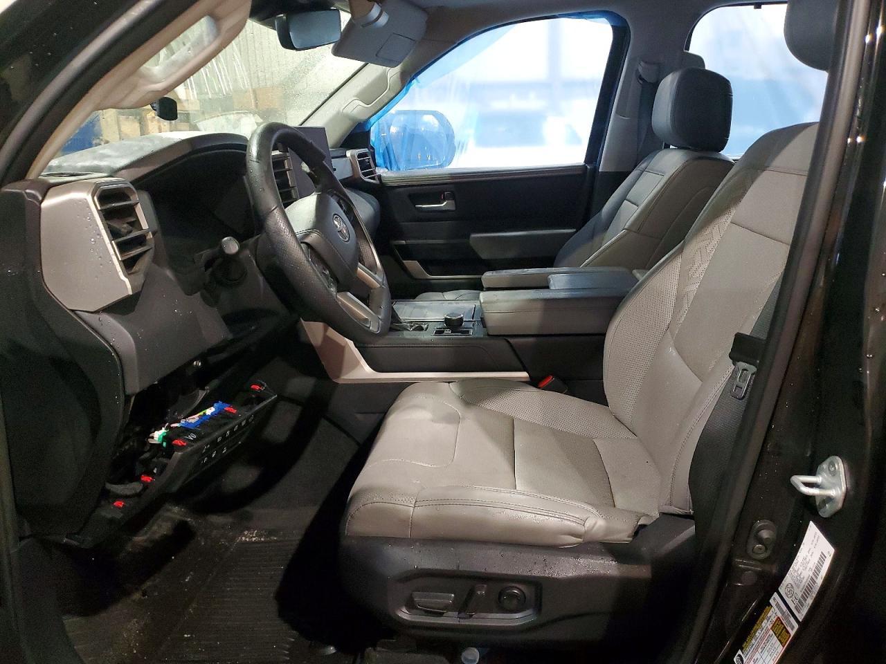 2023 Toyota Sequoia Sr5 - Image 7