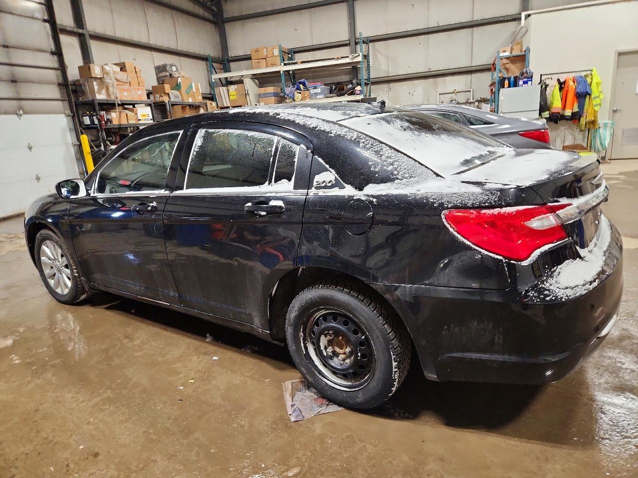 2013 Chrysler 200 Touring - Фото 2