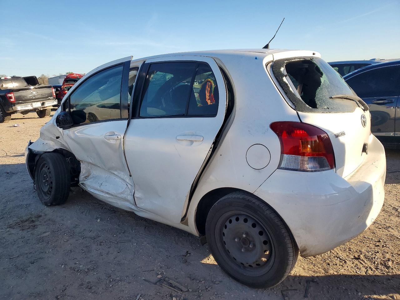 2010 Toyota Yaris - Image 2