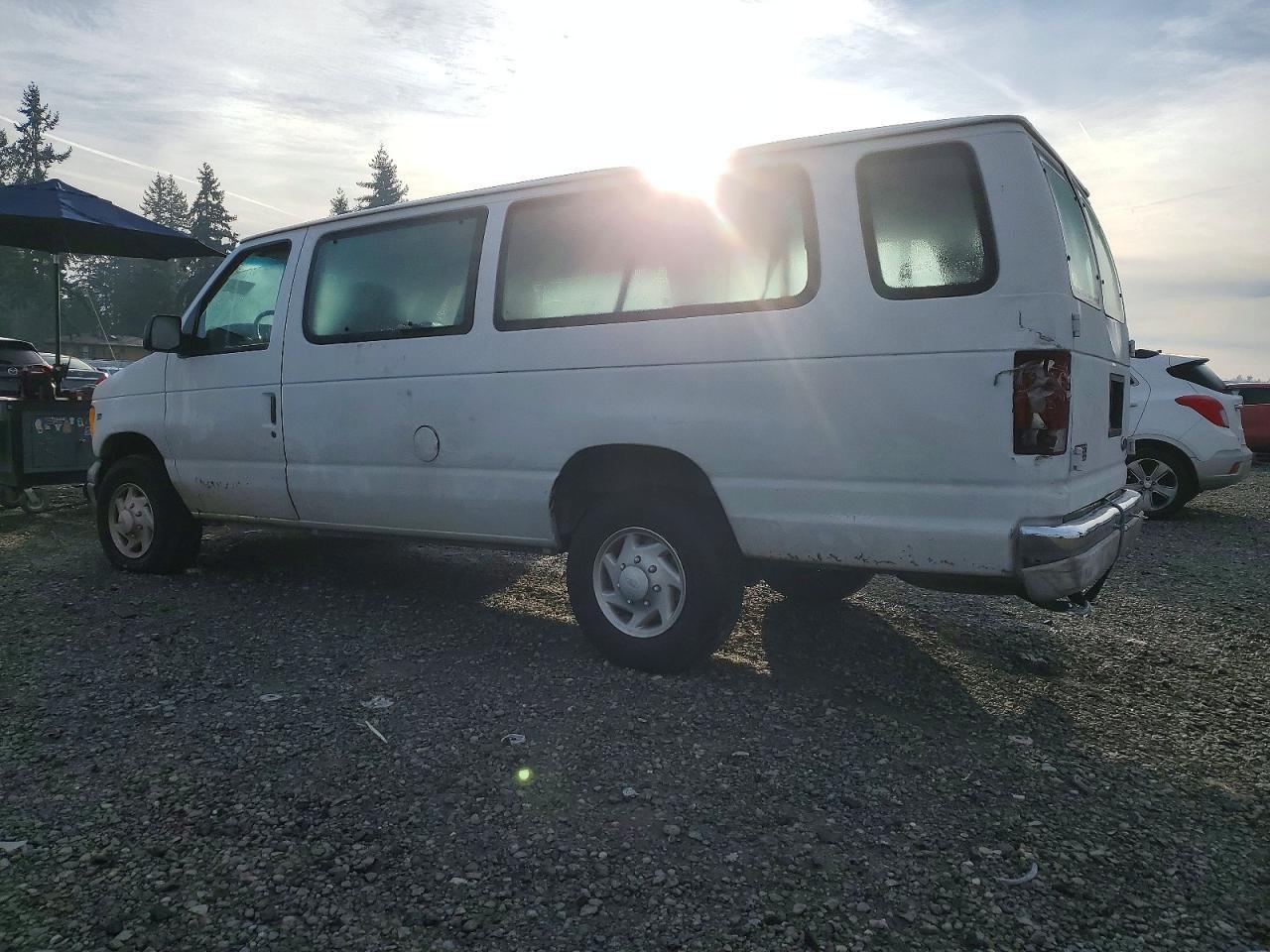 2002 Ford Econoline E350 Super Duty Wagon - Фото 2