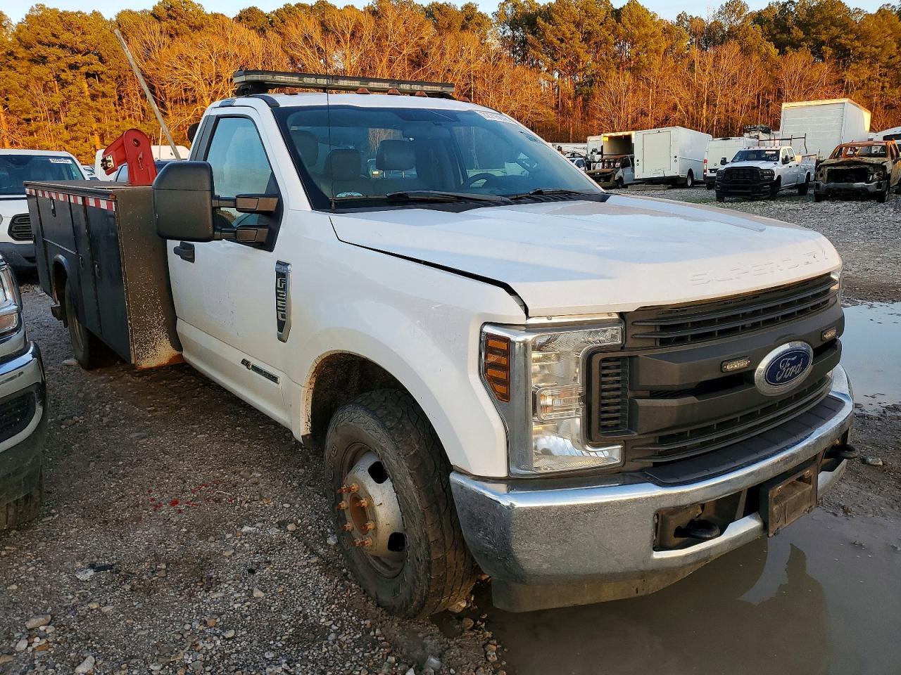 2018 Ford F350 Super Duty Utility / Service Truck - Image 4