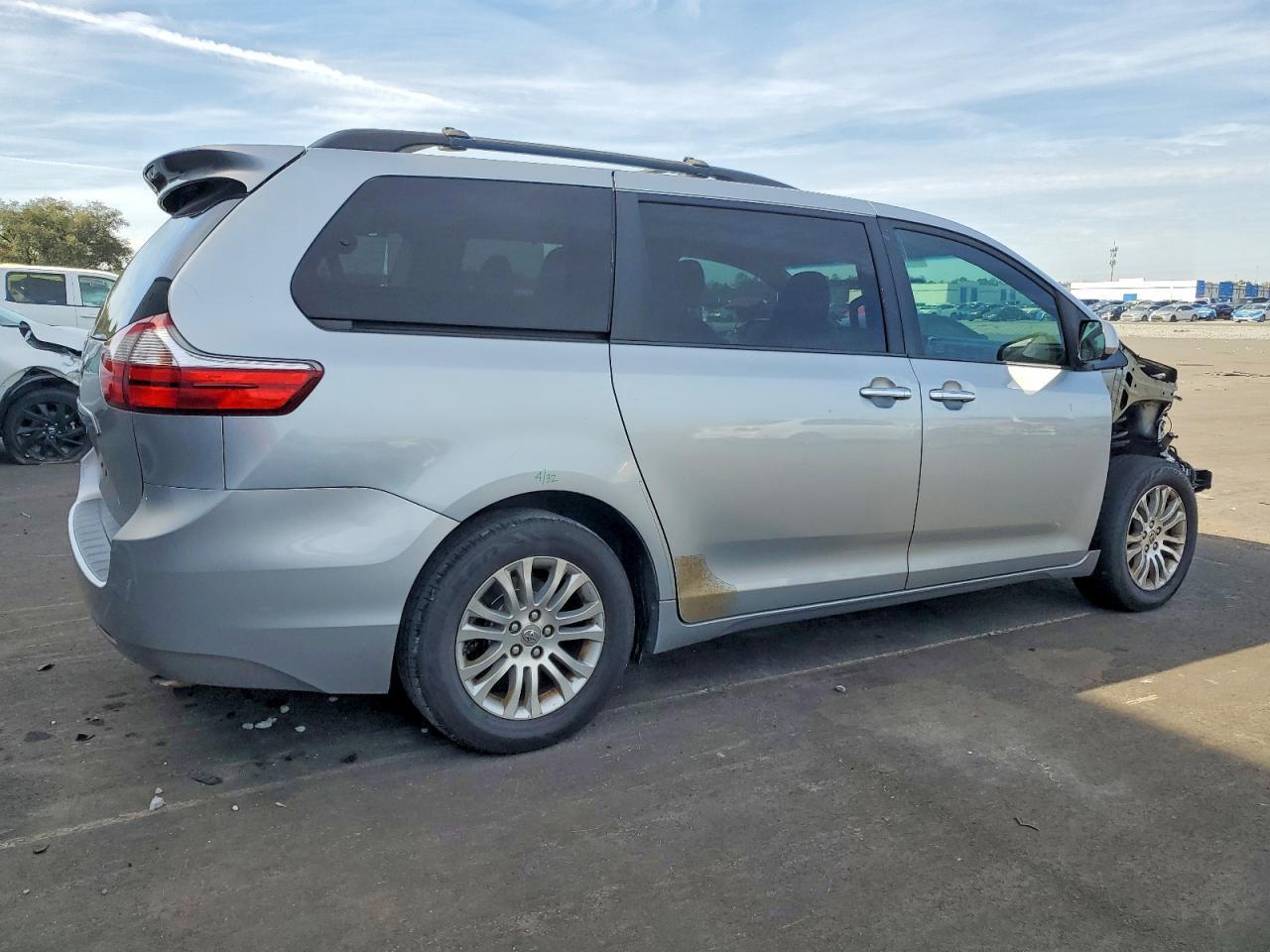 2015 Toyota Sienna Xle 8-Passenger - Фото 3