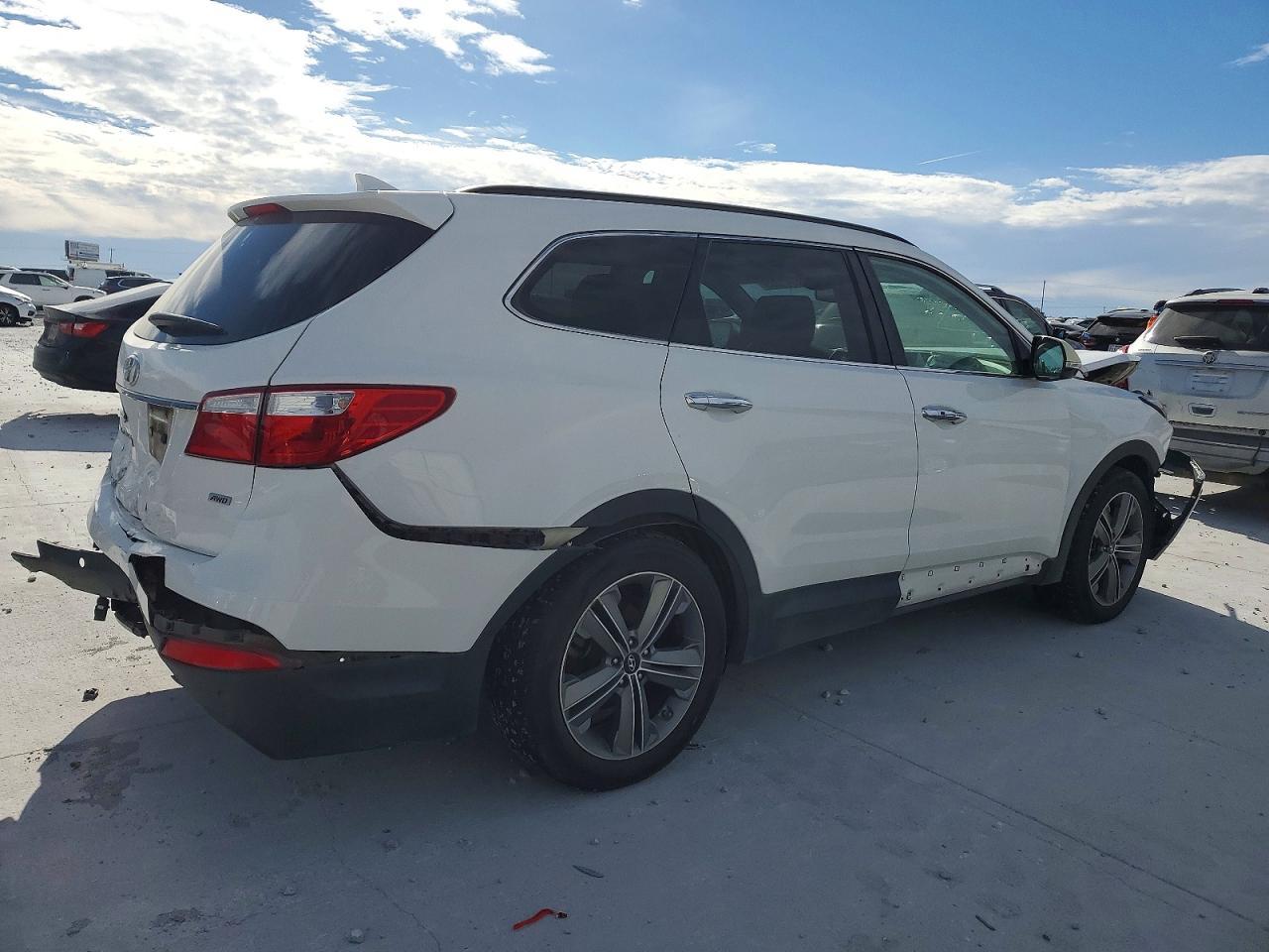 2014 Hyundai Santa Fe Gls - Image 3