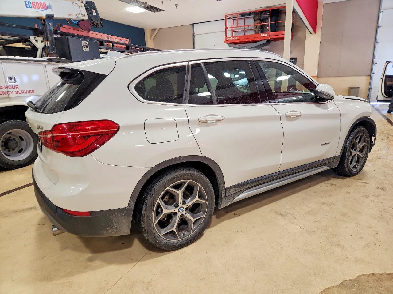 2017 BMW X1 xDrive28I - Фото 3