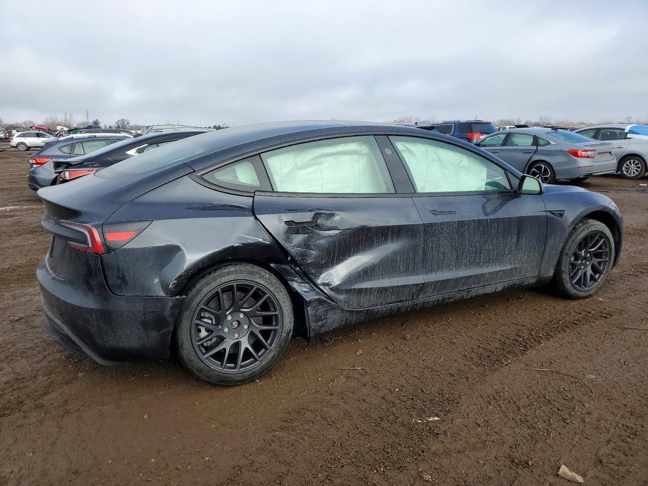 2026 Tesla Model 3 - Фото 3