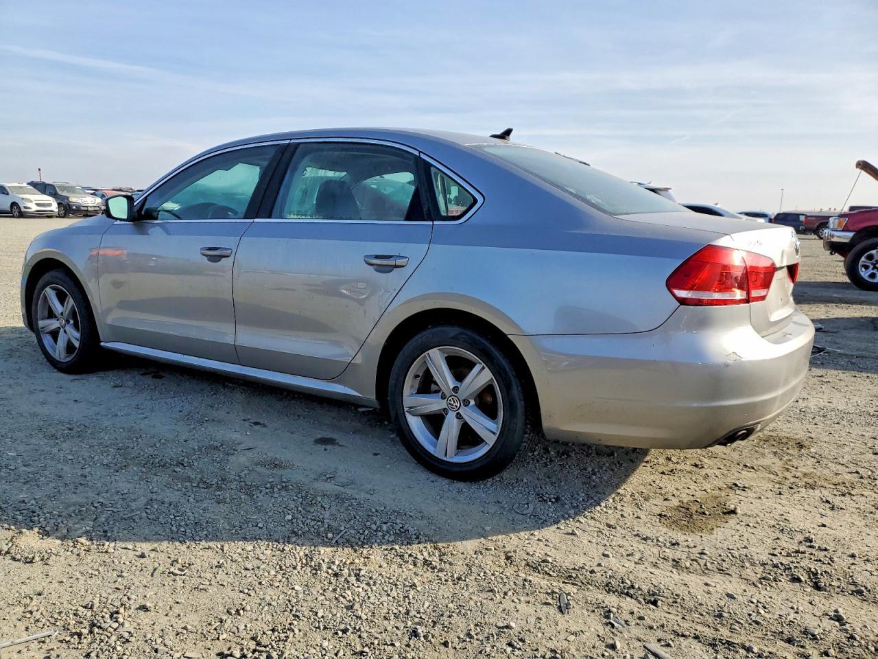 2013 Volkswagen Passat Se - Image 2