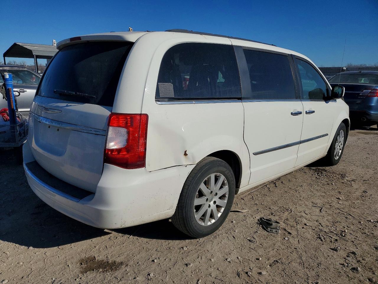 2011 Chrysler Town & Country Touring L - Image 3