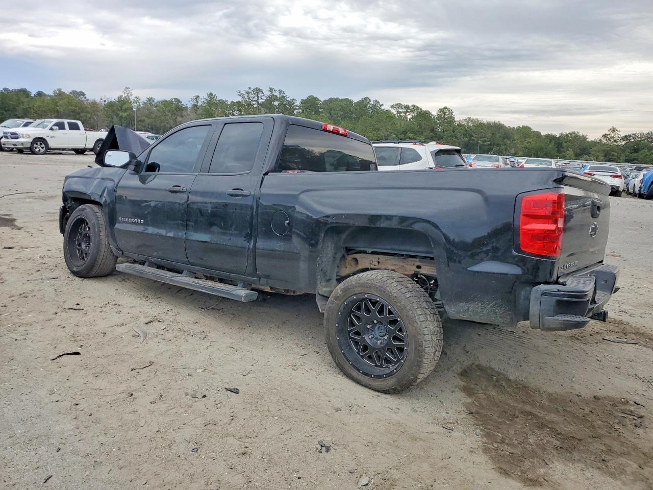 2017 Chevrolet Silverado C1500 Custom - Фото 2