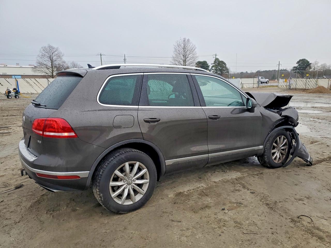 2017 Volkswagen Touareg Sport - Image 3