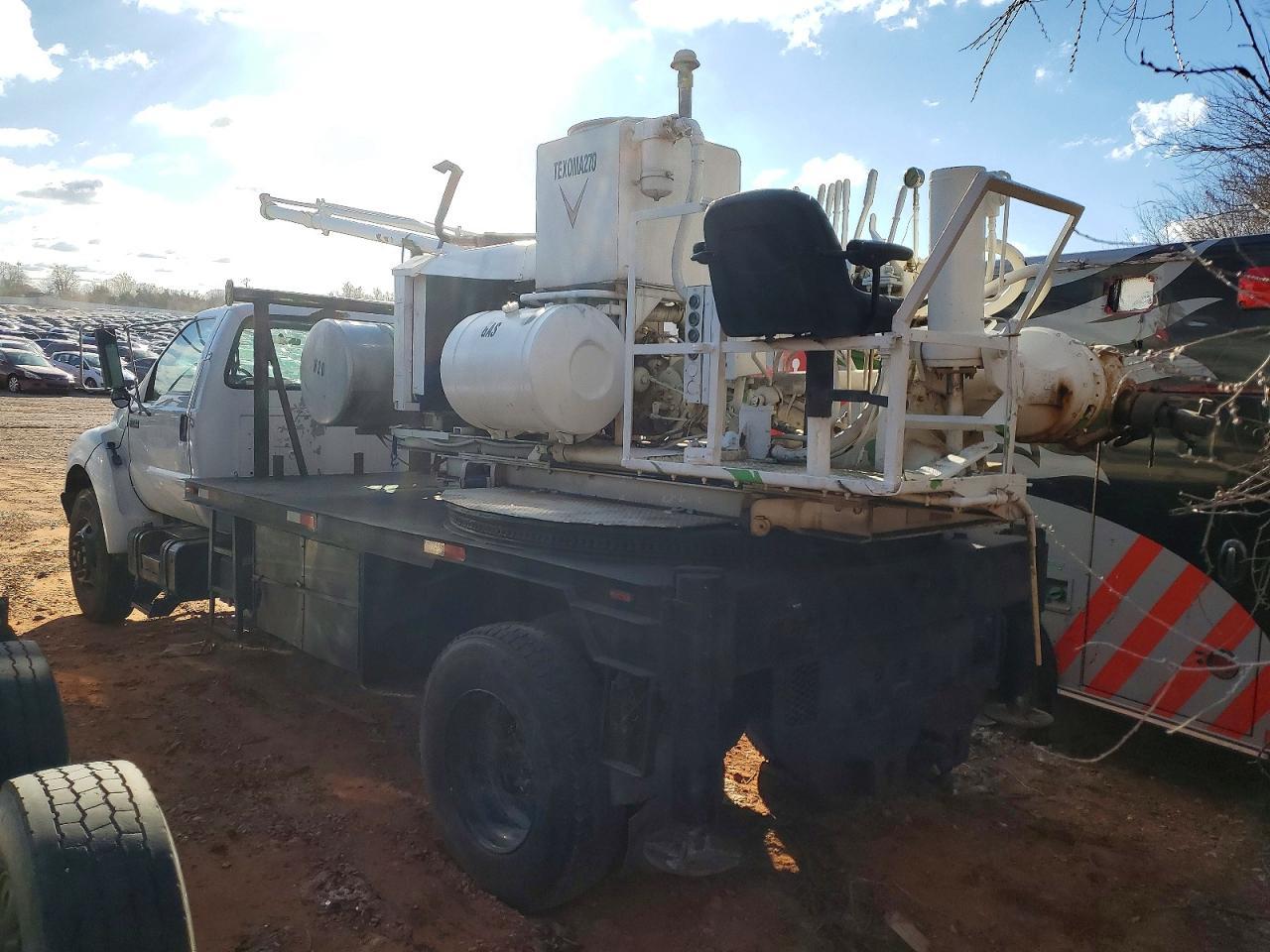 2001 Ford F750 Pressure Digger Truck - Image 3
