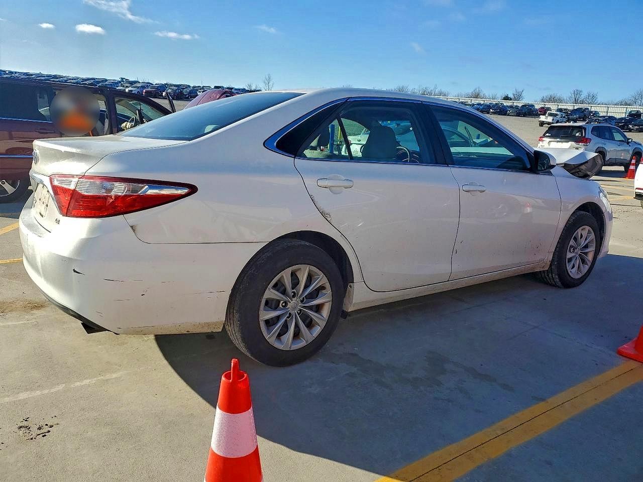 2015 Toyota Camry Le - Фото 3