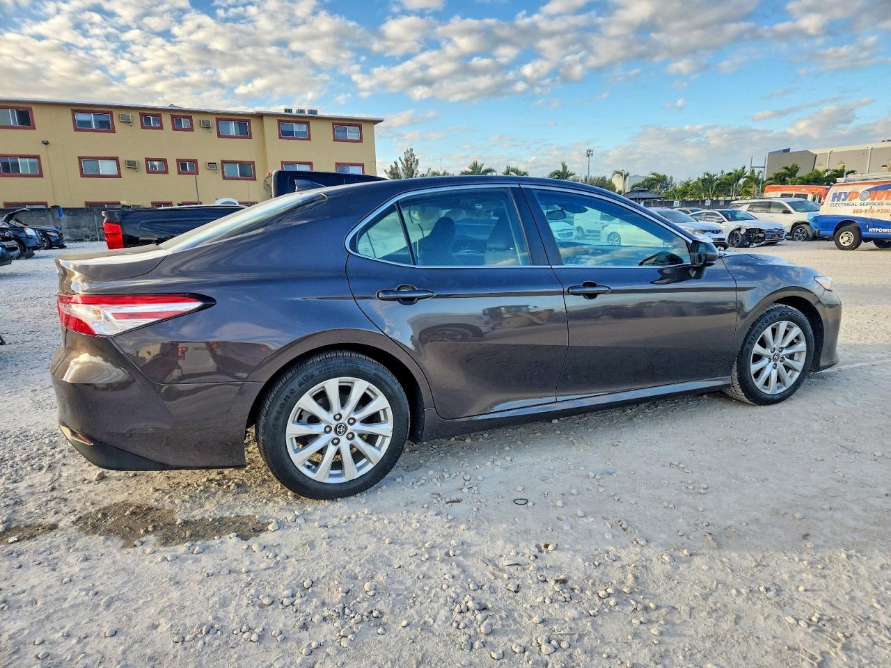 2020 Toyota Camry Le - Фото 3
