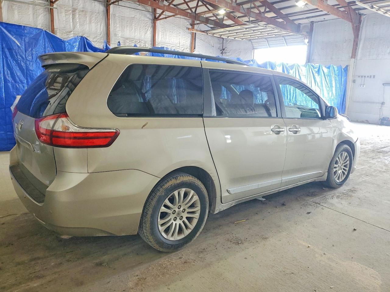 2015 Toyota Sienna Xle - Image 3