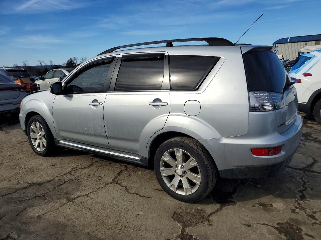 2011 Mitsubishi Outlander Se - Image 2