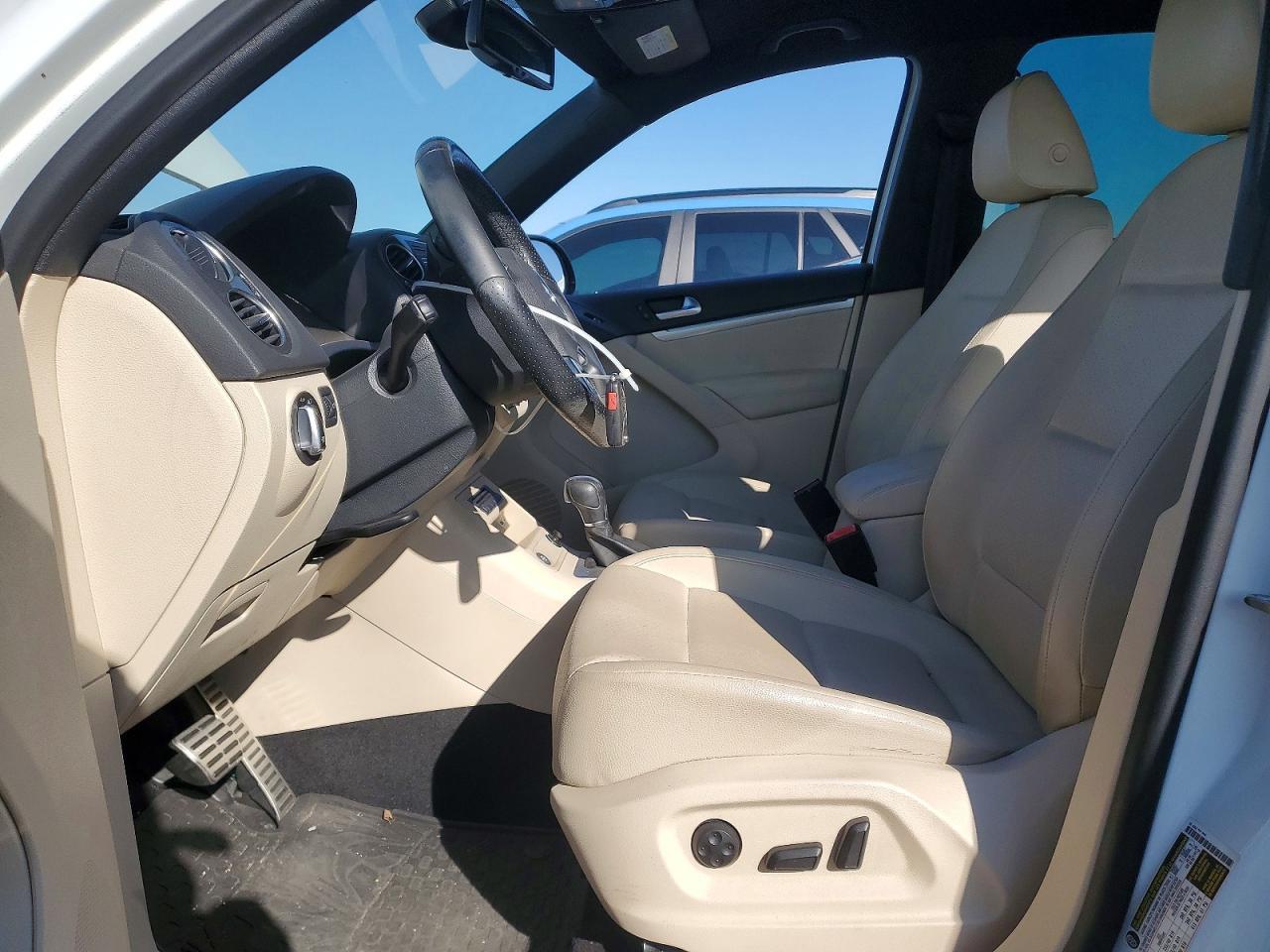 2016 Volkswagen Tiguan S - Image 7