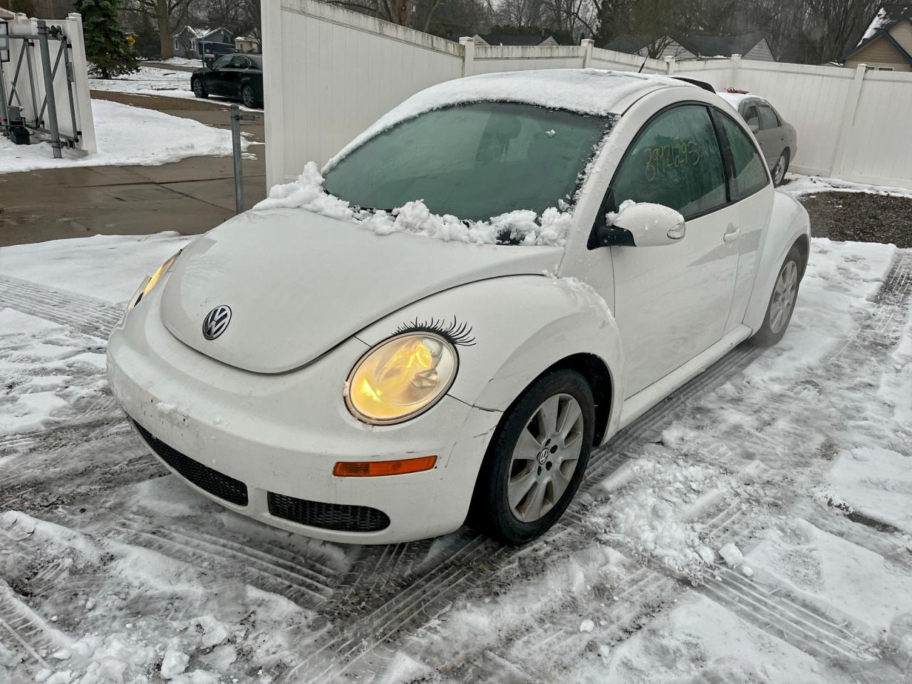 2010 Volkswagen New Beetle - Image 2