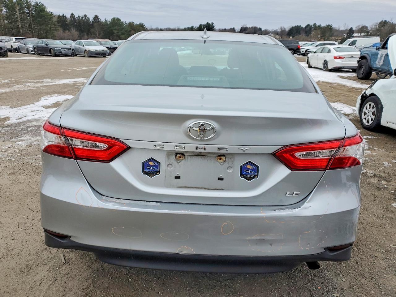 2020 Toyota Camry Le - Фото 6