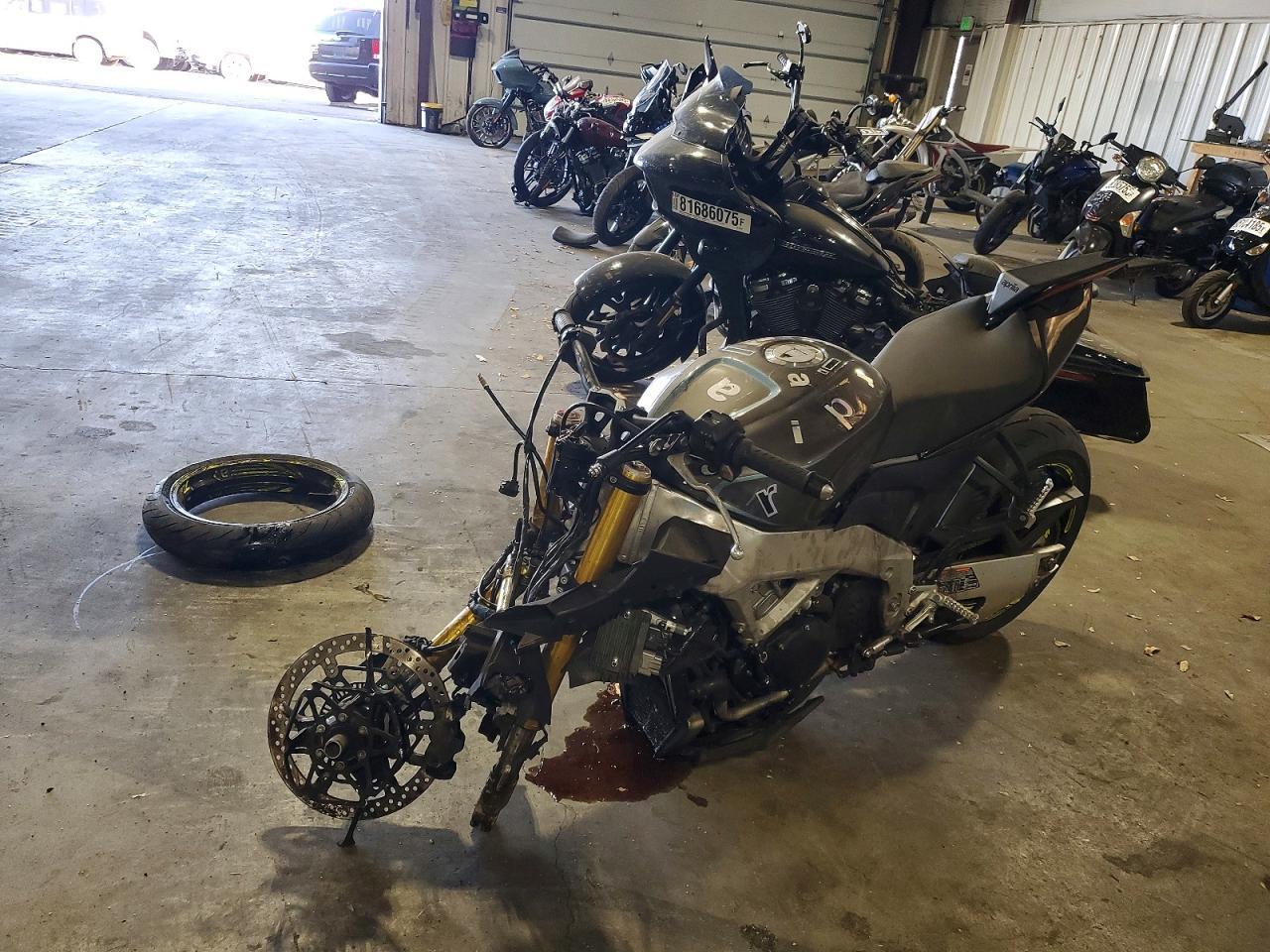 2024 Aprilia Tuono V4 1100 - Фото 3