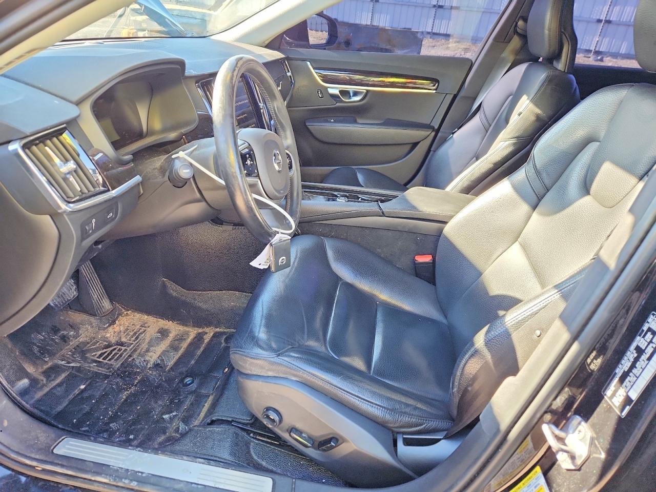 2018 Volvo S90 T6 Momentum - Image 7