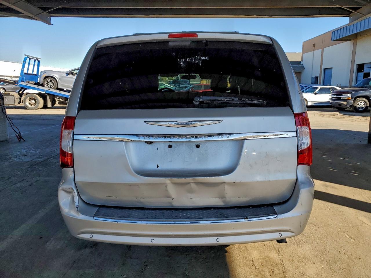 2012 Chrysler Town & Country Touring L - Фото 6