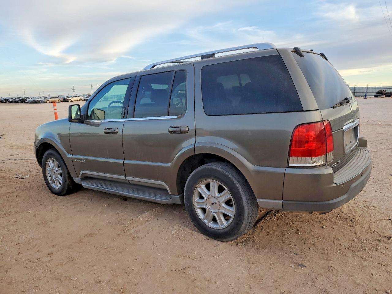 2004 Lincoln Aviator - Image 2