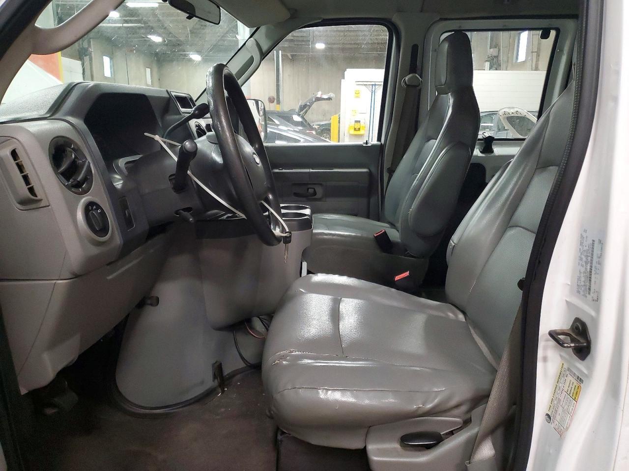 2010 Ford Econoline E350 Super Duty Wagon - Фото 7