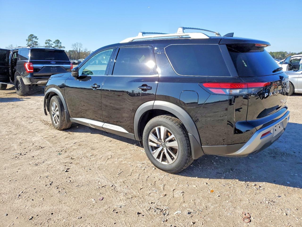 2022 Nissan Pathfinder Sl - Image 2