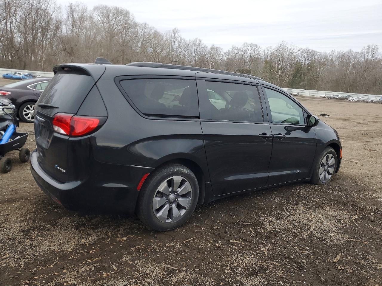 2018 Chrysler Pacifica Hybrid Limited - Image 3
