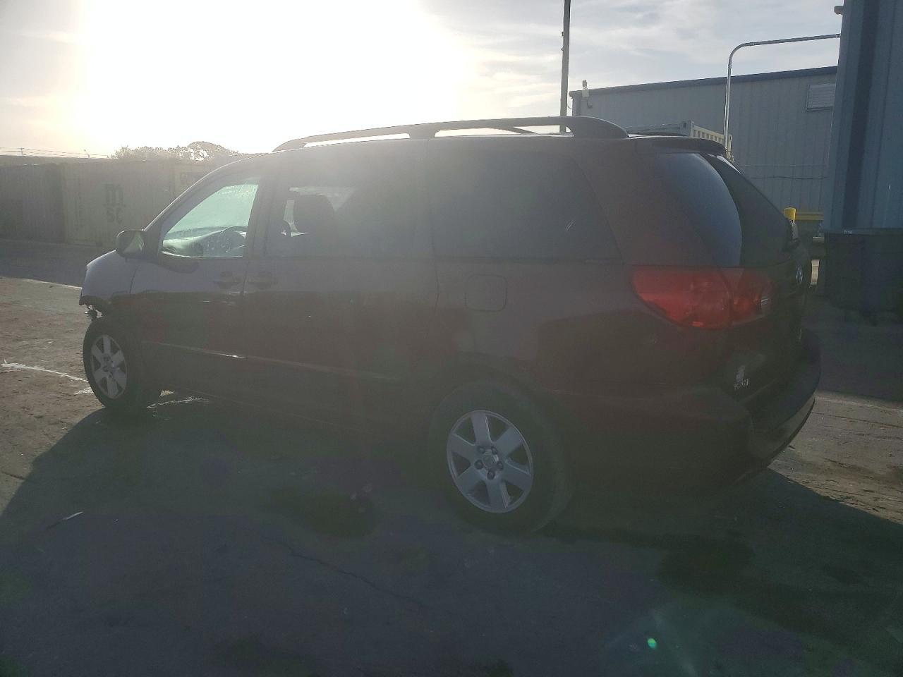 2010 Toyota Sienna Le 8-Passenger - Фото 2