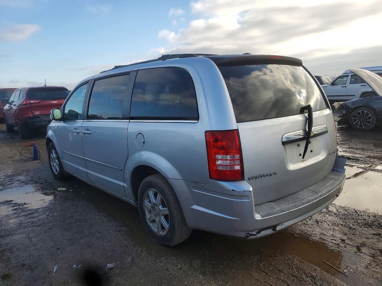2009 Chrysler Town & Country Touring - Image 2