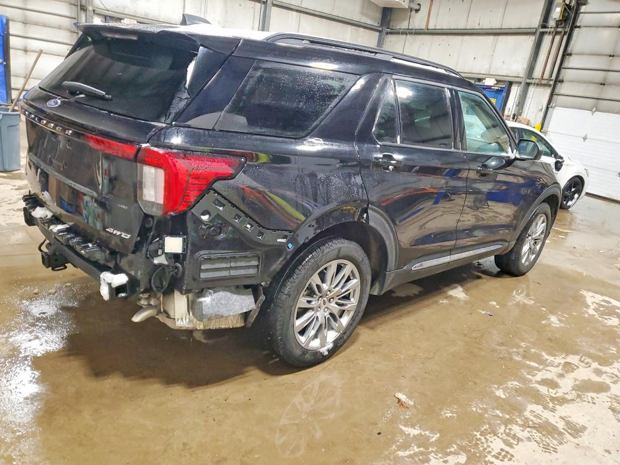 2025 Ford Explorer Active - Image 3