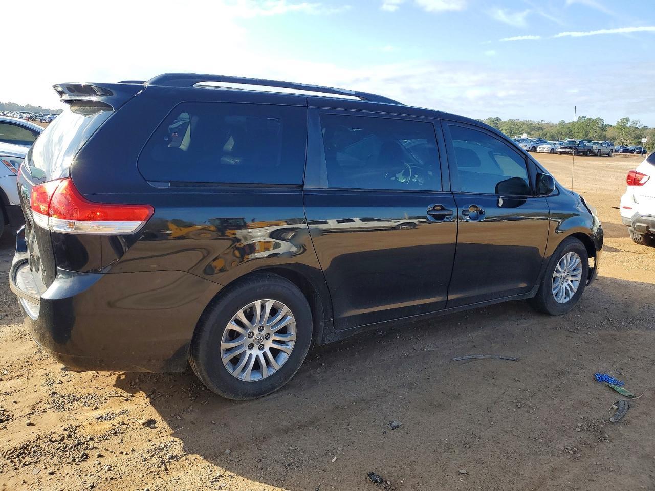 2013 Toyota Sienna Xle - Image 3