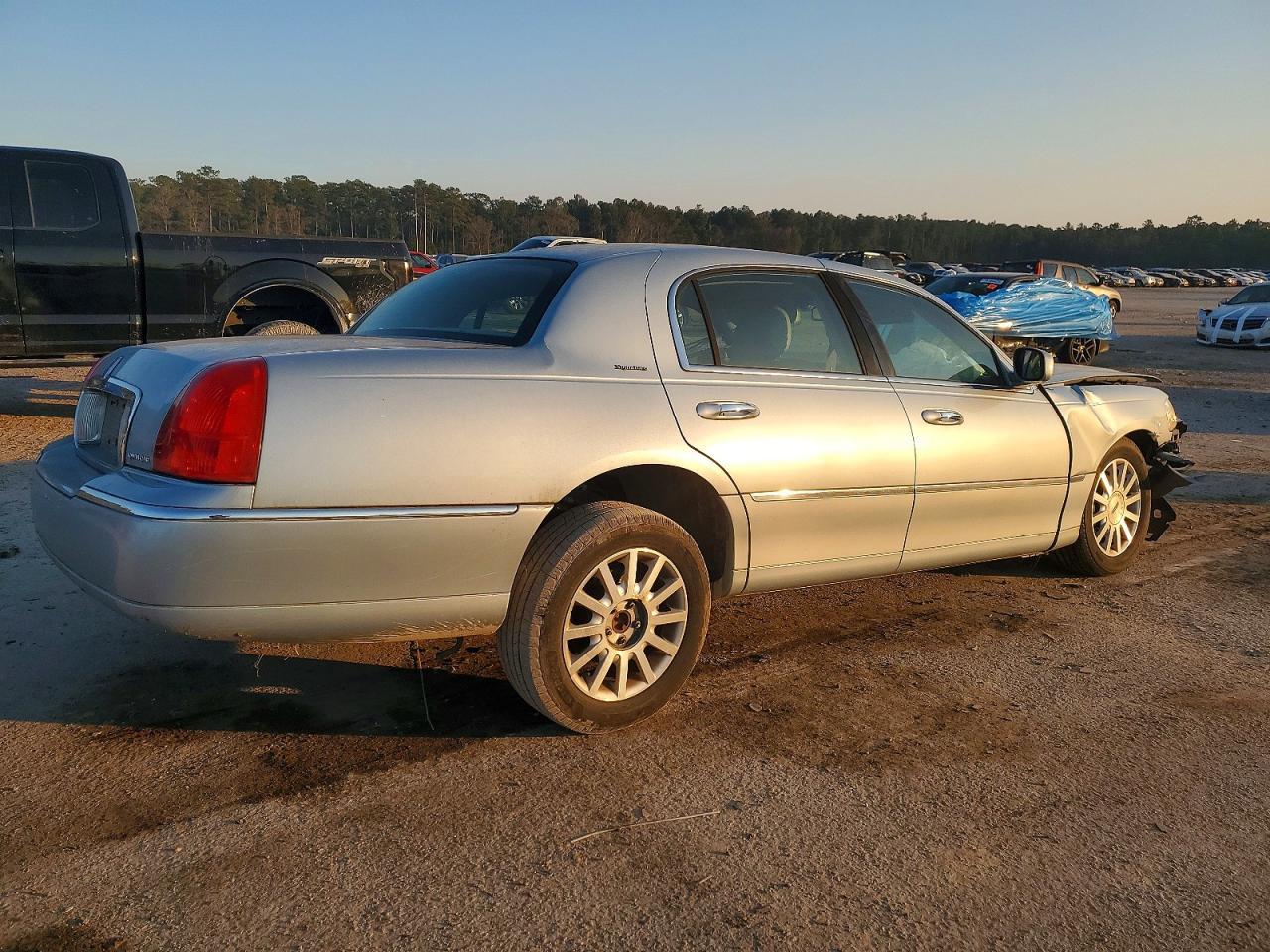 2006 Lincoln Town Car Signature - Фото 3