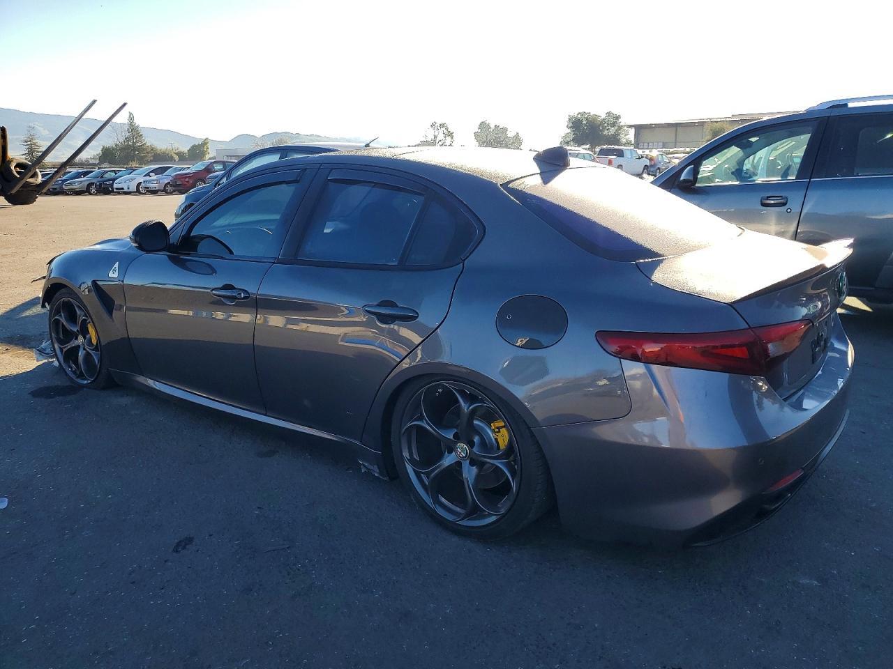2019 Alfa Romeo Giulia Ti - Фото 2
