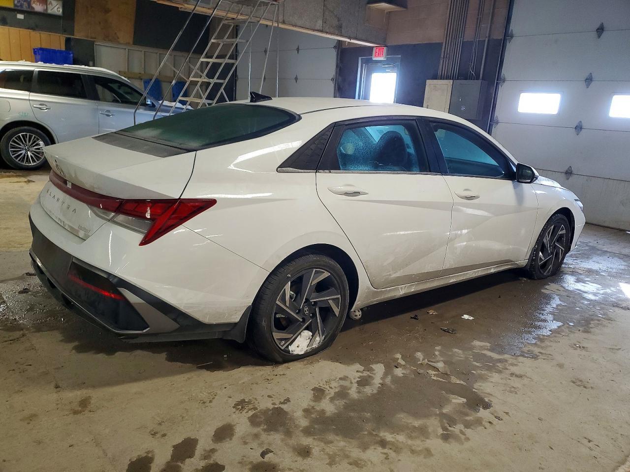 2025 Hyundai Elantra Limited - Фото 3