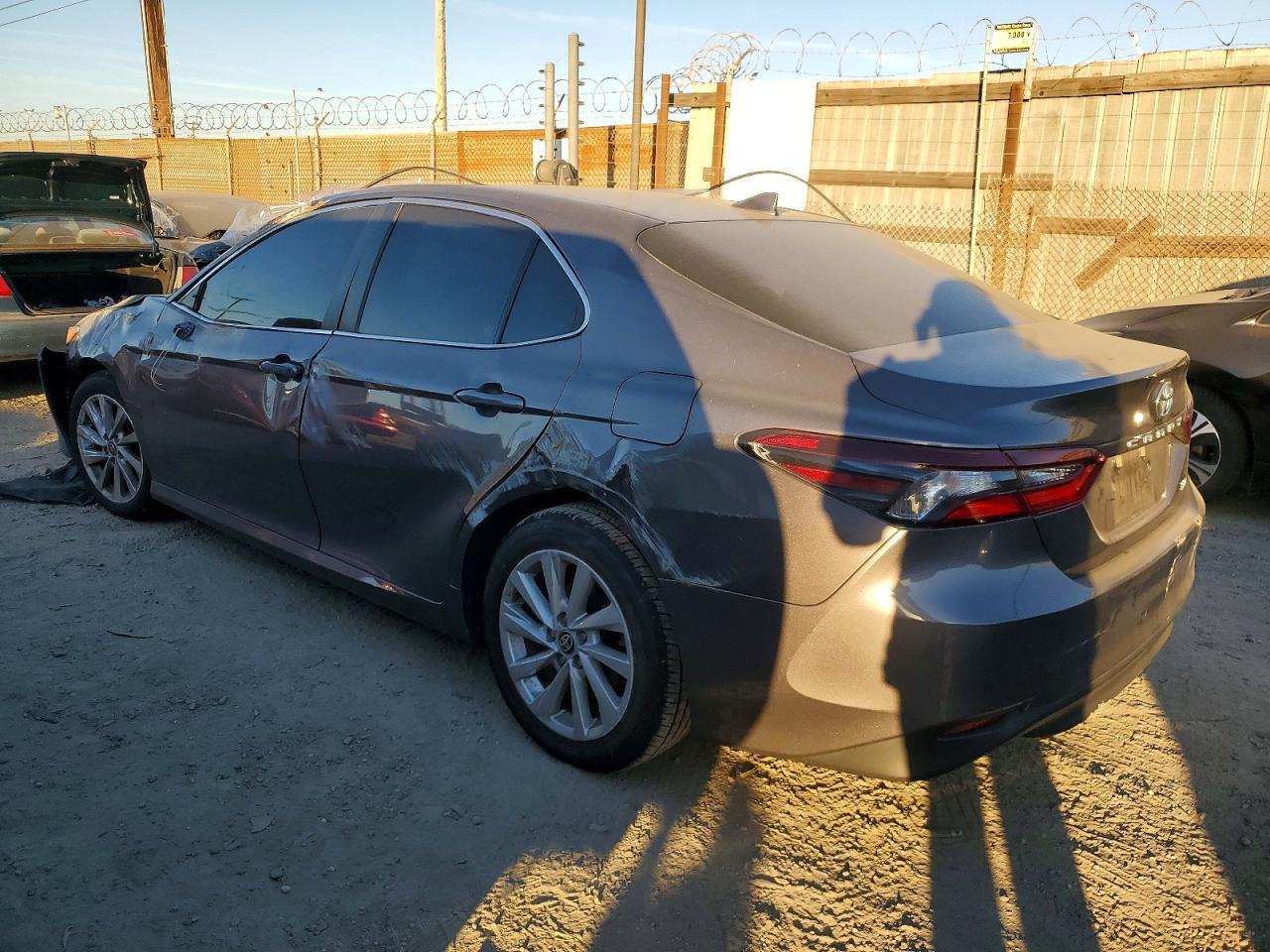 2023 Toyota Camry Le - Фото 2