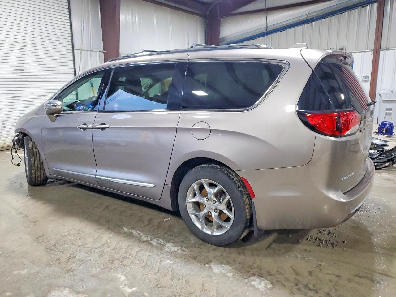 2017 Chrysler Pacifica Limited - Image 2