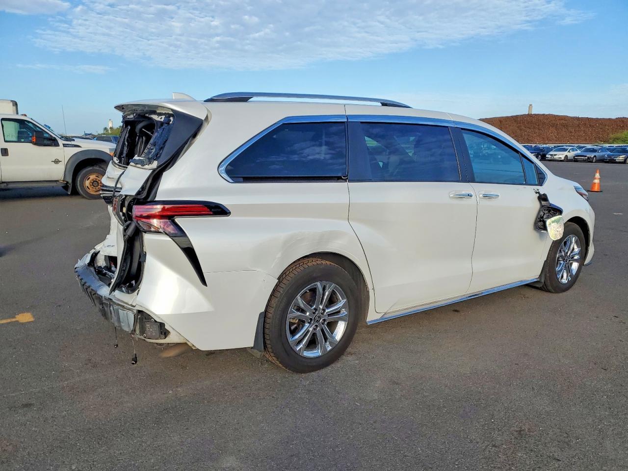2022 Toyota Sienna Limited - Image 3